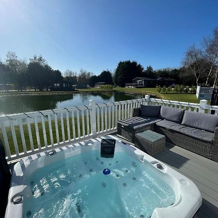 Lakeside Retreat Lodge With Hot Tub 波克灵顿 外观 照片