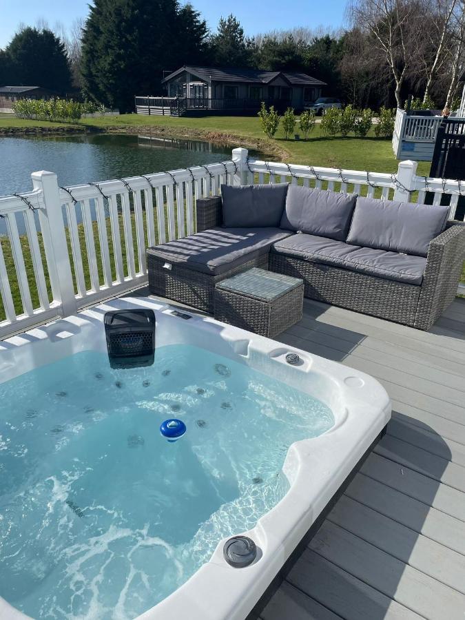 Lakeside Retreat Lodge With Hot Tub 波克灵顿 外观 照片