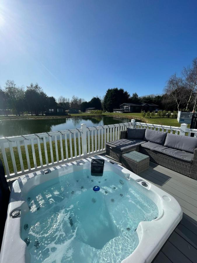Lakeside Retreat Lodge With Hot Tub 波克灵顿 外观 照片