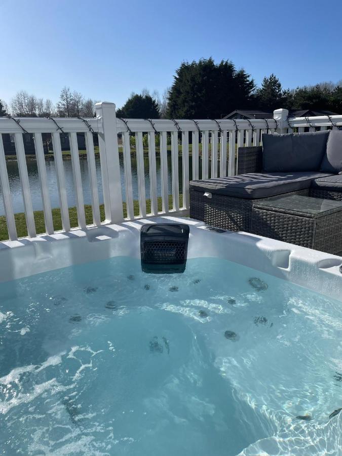Lakeside Retreat Lodge With Hot Tub 波克灵顿 外观 照片